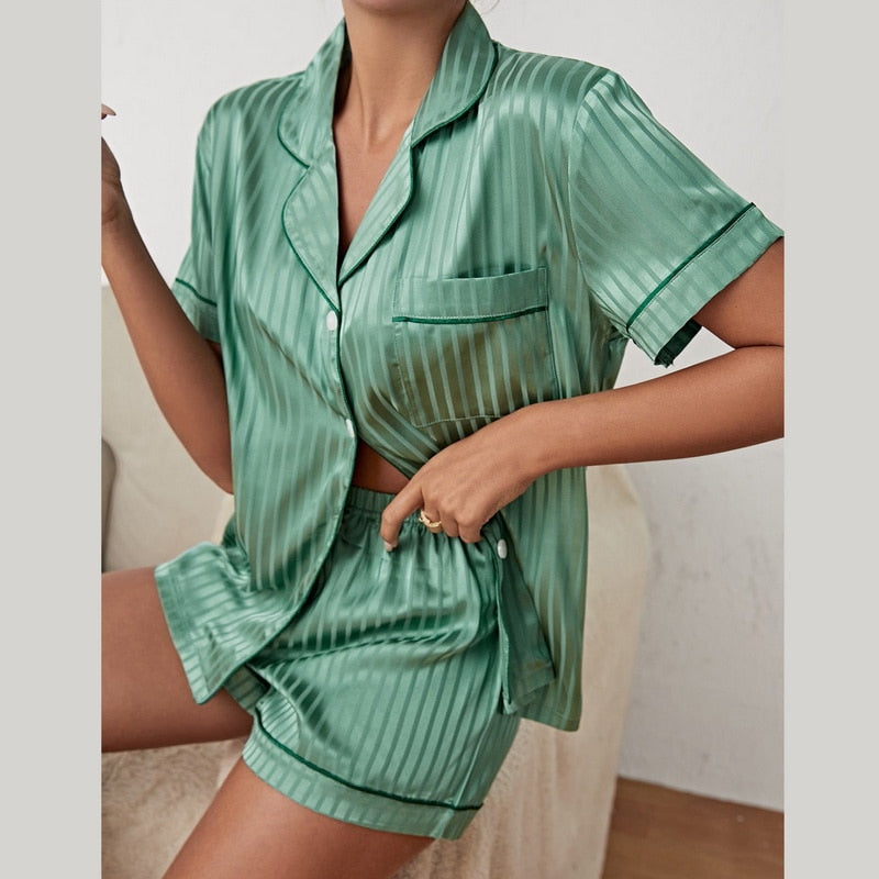 Chic und Stil | Satin Pajama Set for Women Loungewear 2